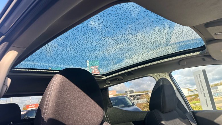 Nissan Qashqai 1.3 DiG-T N-Connecta 5dr [Glass Roof Pack] Petrol Hatchback